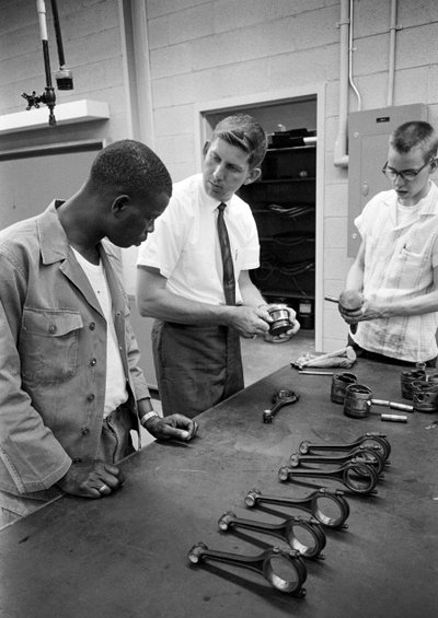 1965年、ノースカロライナ工業訓練センターで自動車整備士訓練... 作： Ted Spiegel