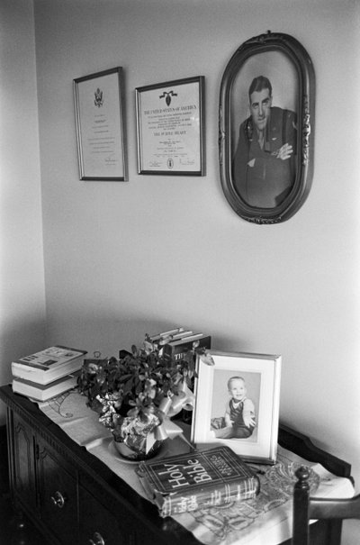 リンカーン・リード牧師宅の聖書、家族の写真、資料 作： Ted Spiegel