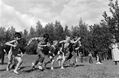 アラスカ州パーマーのマタヌスカ川沿いでピクニック中の少年たち。 作： Ted Spiegel