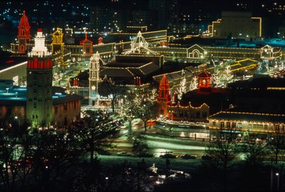 夜のクリスマス・イルミネーション、カンザスシティ 作： Ted Spiegel