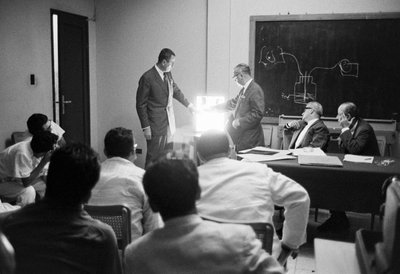 病院船SSホープ号の医師と保健関係者のための教室 作： Ted Spiegel