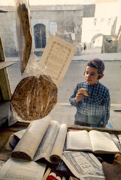 宗教書店でケーキを食べる保守的なユダヤ人の少年。 作： Ted Spiegel