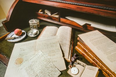 ジョージ・ワシントンの書類、時計、その他の遺品が机の上に飾られている...。 作： Ted Spiegel