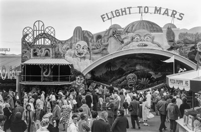 シアトル万博の火星への飛行展示への入り口 作： Ted Spiegel
