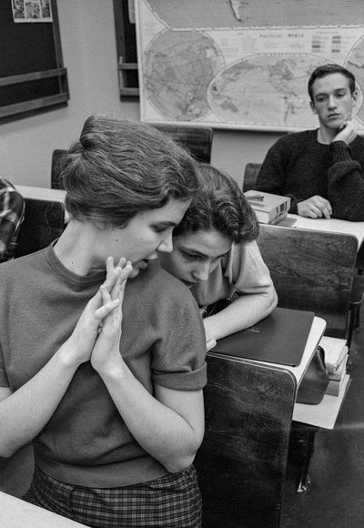 ジェームズ・A・ガーフィールド高校の教室で談笑する女子生徒たち。 作： Ted Spiegel