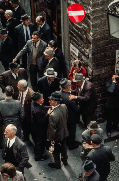 農家や帽子をかぶった男たちが集まる金曜農産物市。 作： Ted Spiegel