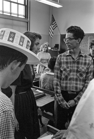 ジェームス・A・ガーフィールド高校の教室にいる優秀な生徒たち。 作： Ted Spiegel