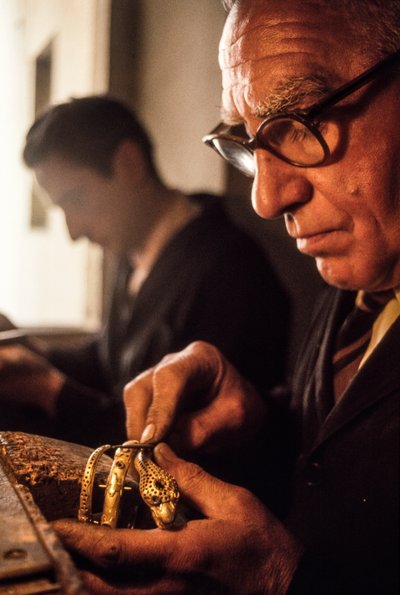ブレスレットを作る金細工職人、フィレンツェ 作： Ted Spiegel