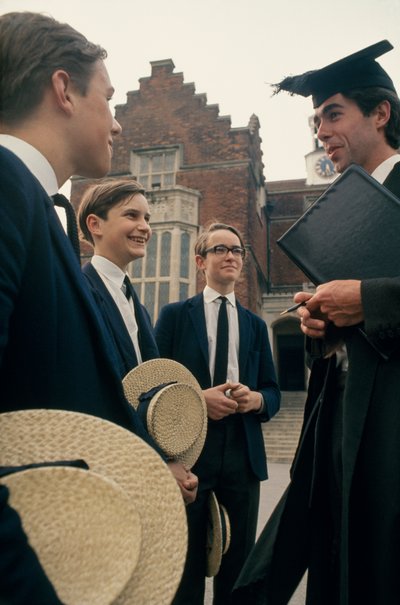学校の前で教師と相談するハローの生徒たち。 作： Ted Spiegel