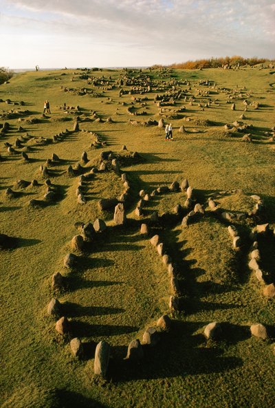 デンマークにある古代の埋葬地には、バイキングが設置した船体型の石標が点在している。 作： Ted Spiegel