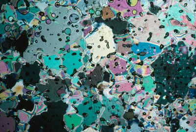 コアの中の氷の結晶は、さまざまな角度で色を反射する 作： Ted Spiegel