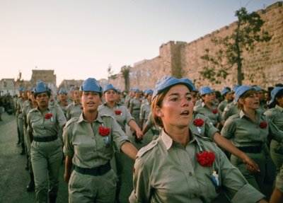 イスラエル軍兵士がエルサレム旧市街の城壁を行進、古代パッソを復活させる 作： Ted Spiegel