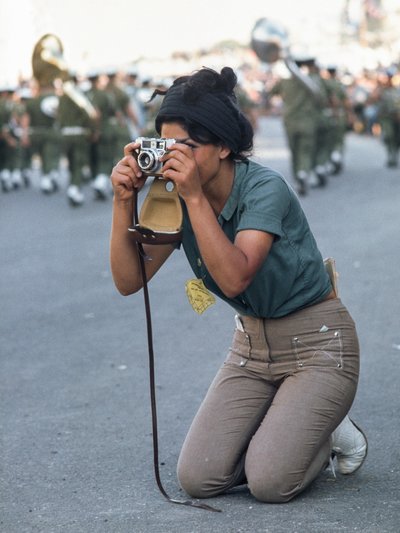エルサレムで過越祭の軍事パレードを撮影するイスラエル人女性。 作： Ted Spiegel