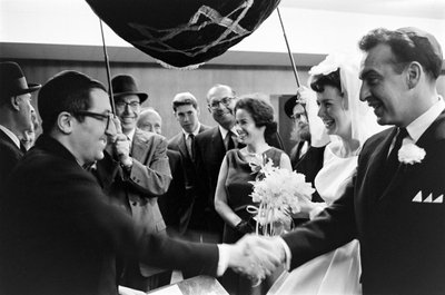 シアトルで行われたアメリカ人ユダヤ人による天蓋（チュッパ）の下でのユダヤ人結婚式 作： Ted Spiegel