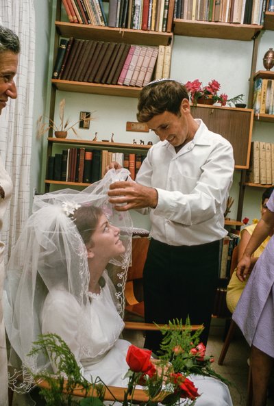 ユダヤ人の花嫁のベールを脱ぐ 作： Ted Spiegel