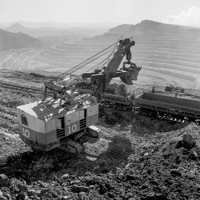 フェルプス・ダッジ製錬所（アリゾナ州ダグラス）に向けて、モレンシ鉱山で銅鉱石を積み込む。 作： Ted Spiegel