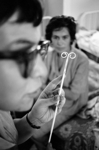 医療関係者がチリの女性に避妊のためのIUD挿入について説明する。 作： Ted Spiegel