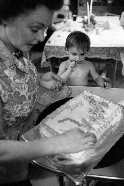孫の誕生日ケーキをデコレーションするトラック運転手のミルドレッド・クーパー。 作： Ted Spiegel