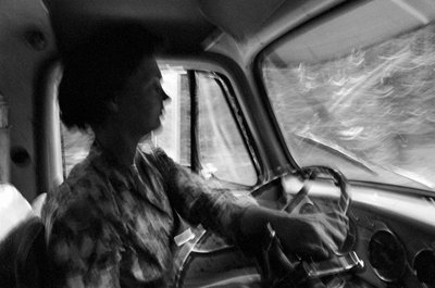 ミルドレッド・クーパーは43歳の祖母で、伐採用トラックの運転手である。 作： Ted Spiegel