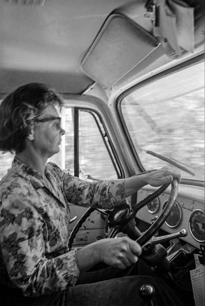 ミルドレッド・クーパーは43歳の祖母で、伐採用トラックの運転手である。 作： Ted Spiegel