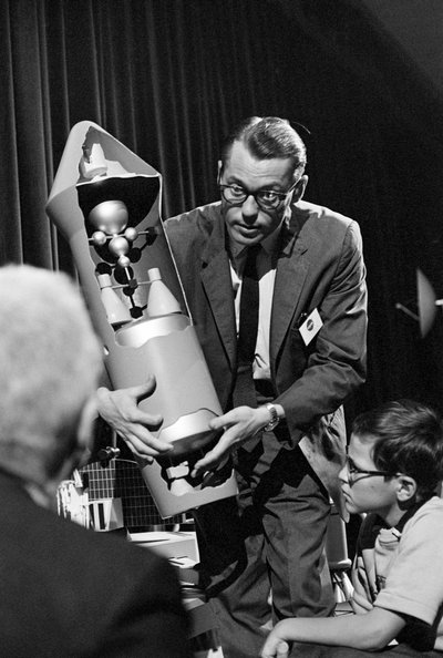 シアトル万博でロケットの内部機構を説明・展示するNASAのエンジニア 作： Ted Spiegel
