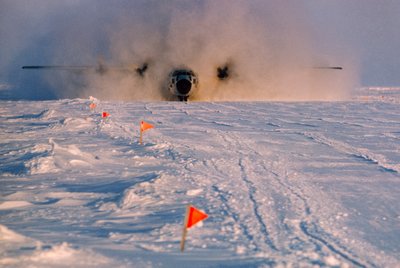 煙に包まれた補給機がアーリスIIの滑走路に着陸。 作： Ted Spiegel