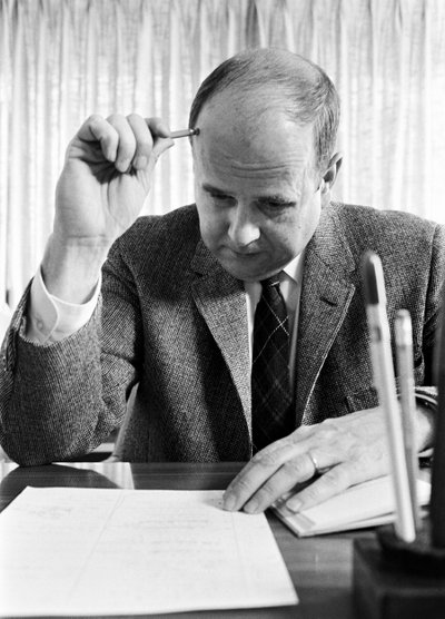 教会のリンカーン・リード牧師が日曜日の説教のメモを書き、編集している。 作： Ted Spiegel