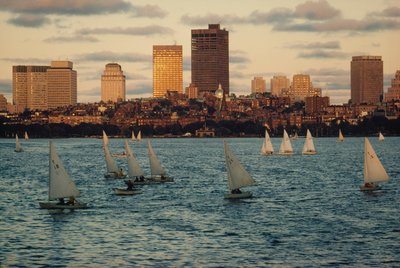 ビーコン・ヒルの下、チャールズ川流域の夕暮れ時の帆船。 作： Ted Spiegel