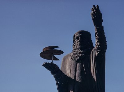ローマのフィウミチーノにある、空中スクリューを持つレオナルド・ダ・ヴィンチの像。 作： Ted Spiegel