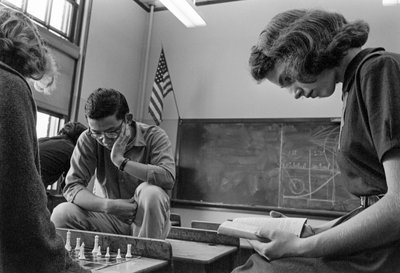 チェスをする生徒たち、読書をする生徒たち。 作： Ted Spiegel
