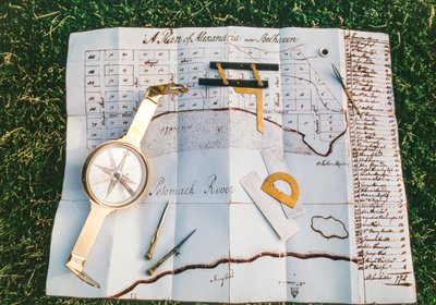 測量道具とジョージ・ワシントンが描いた地図 作： Ted Spiegel