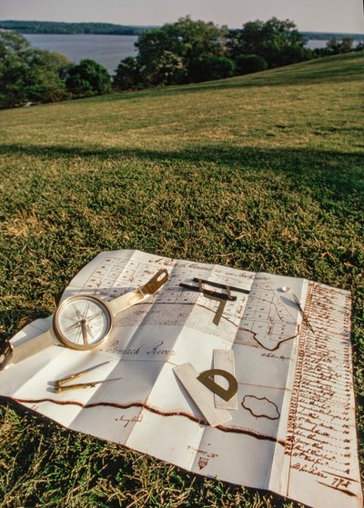 ジョージ・ワシントンの測量道具とアレクサンドリアの地図 作： Ted Spiegel