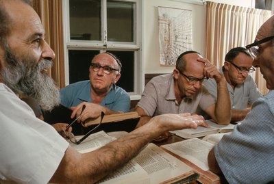 キブツでのタルムード談義 作： Ted Spiegel