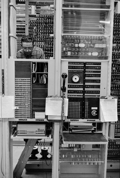 ベリンガムにあるPacTel aka Pacific Telephoneの電話機器メンテナンス... 作： Ted Spiegel