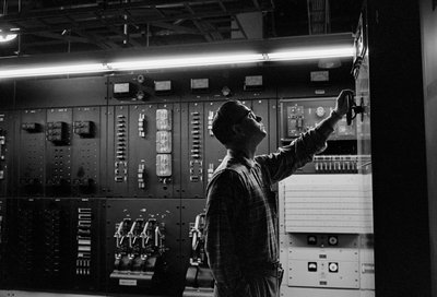 ベリンガムにあるPacTel aka Pacific Telephoneの電話機器メンテナンス... 作： Ted Spiegel