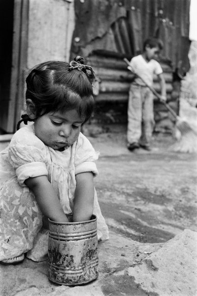 メキシコの小屋の外にいる2人の幼い子供たち 作： Ted Spiegel