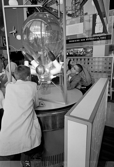 1962年シアトル万博の科学展示に見入る来場者。 作： Ted Spiegel