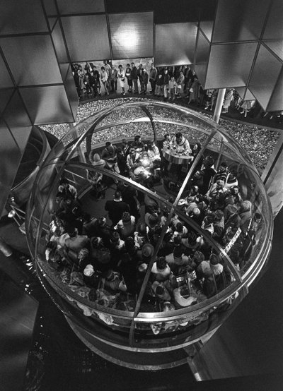 シアトル万国博覧会のドーム型エレベーター内の展示物 作： Ted Spiegel