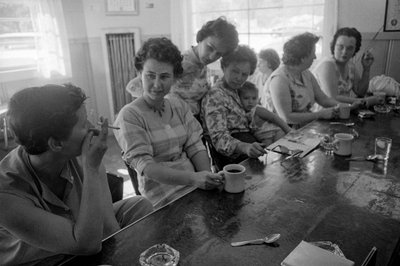 オレゴン州のダイナーで朝食をとりながら談笑するカウンターの女性たち 作： Ted Spiegel