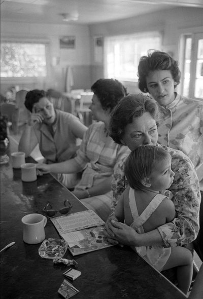 オレゴン州のダイナーで朝食をとりながら談笑するカウンターの女性たち 作： Ted Spiegel