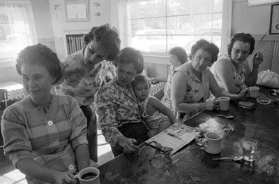 オレゴン州のダイナーで朝食をとりながら談笑するカウンターの女性たち 作： Ted Spiegel