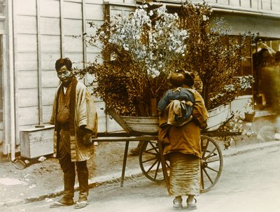 1900年～1915年頃、東京の路上で花を売る旅人（写真） 作： Teijiro Takagi