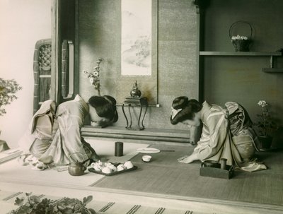 茶道の前に挨拶を交わす民族衣装を着た二人の日本人女性、1900年頃-1915年（写真）。 作： Teijiro Takagi