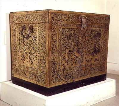タイ、アユディヤで作られた黒漆に金メッキを施した経典用の箱。 作： Thai School