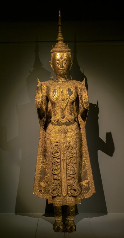 両手の恐怖の欠如のしぐさを作る仏パレード 作： Thai School
