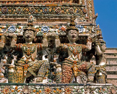 ワットアルン寺院のCCaryatids 作： Thai School