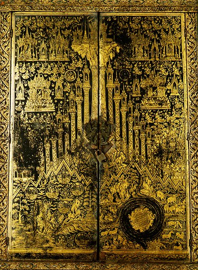 三つの世界」が描かれたキャビネット（金と漆） 作： Thai School