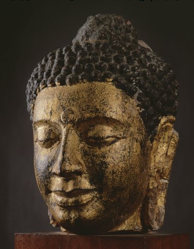 目を閉じた巨大な仏頭、スリビジャヤスタイル 作： Thai School