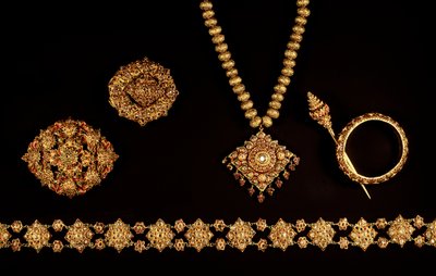 ジュエリー、アユタヤ時代（1350〜1767年）、17〜18世紀（金と宝石） 作： Thai School