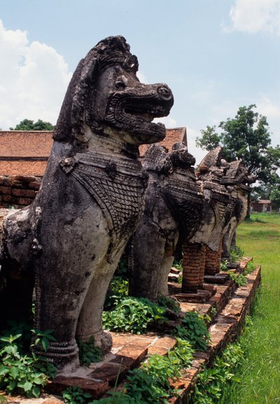 仏舎利塔のふもとに建てられたライオンのような石の守護者の像 作： Thai School